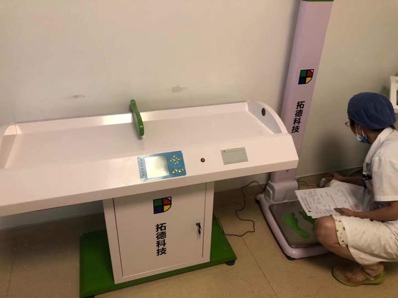 在线欧美精品一区二区三区科技工程師王工和（hé）劉工（gōng）兒童體檢係統工作站裝機進（jìn）行中