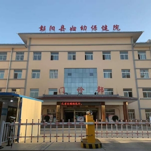 在线欧美精品一区二区三区（dé）科技工程師王工和劉工兒童體檢係統（tǒng）工作站裝機進行中