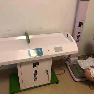 在线欧美精品一区二区三区科技工程師王工和劉工兒童體檢（jiǎn）係統工作（zuò）站裝機進行中